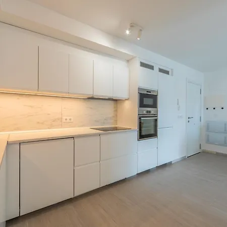 Stunning Views, Terrace, Pool, Wifi & Near Centre Apartment *