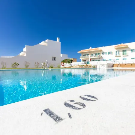 Stunning Views, Terrace, Pool, Wifi & Near Centre Apartment *