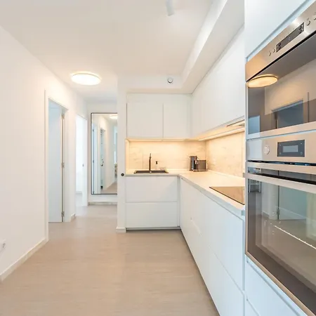 Stunning Views, Terrace, Pool, Wifi & Near Centre *