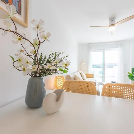 Stunning Views, Terrace, Pool, Wifi & Near Centre Apartment *