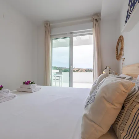 Stunning Views, Terrace, Pool, Wifi & Near Centre *