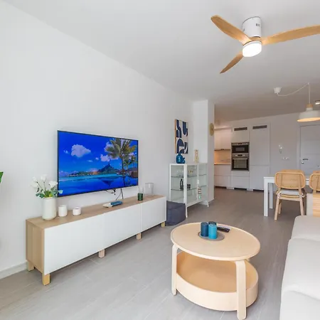 Stunning Views, Terrace, Pool, Wifi & Near Centre *